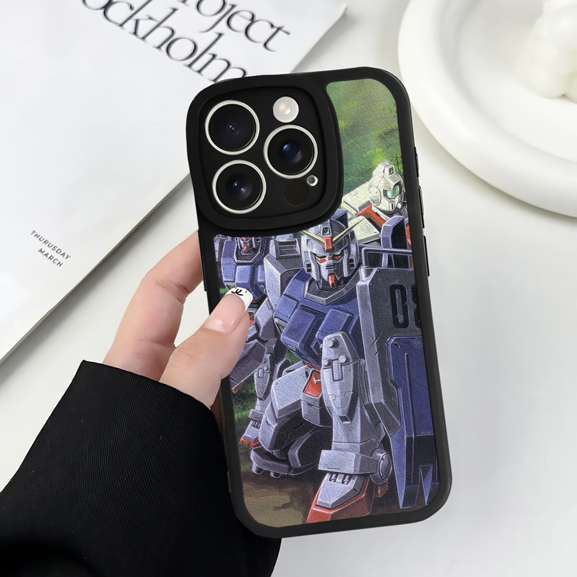 （画像用） 機動戦士ガンダム Mobile Suit Gundam 【iPhone 16シリーズ対応】シリコンスマホケース（レザー調） 材質：シリコン